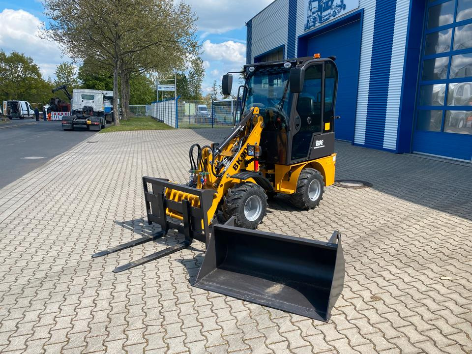 Radlader / Hoflader BK906 mit Kabine *INKL.19% MWST*PERKINS*BERGER KRAUS*GABELPAKET*CE*EURO* - Valet de ferme: photos 1 Radlader / Hoflader BK906 mit Kabine *INKL.19% MWST*PERKINS*BERGER KRAUS*GABELPAKET*CE*EURO* - Valet de ferme: photos 1