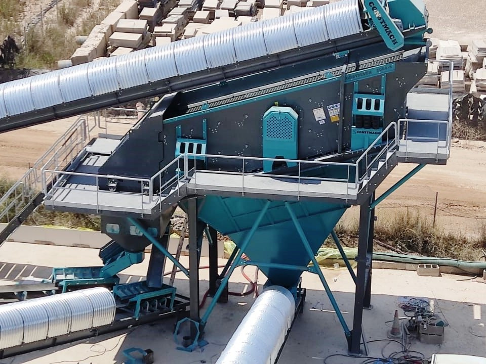 Constmach 140-180 Tph Crible Vibrant 2-3-4 Étages 1800x5000 mm - Crible: photos 1 Constmach 140-180 Tph Crible Vibrant 2-3-4 Étages 1800x5000 mm - Crible: photos 1