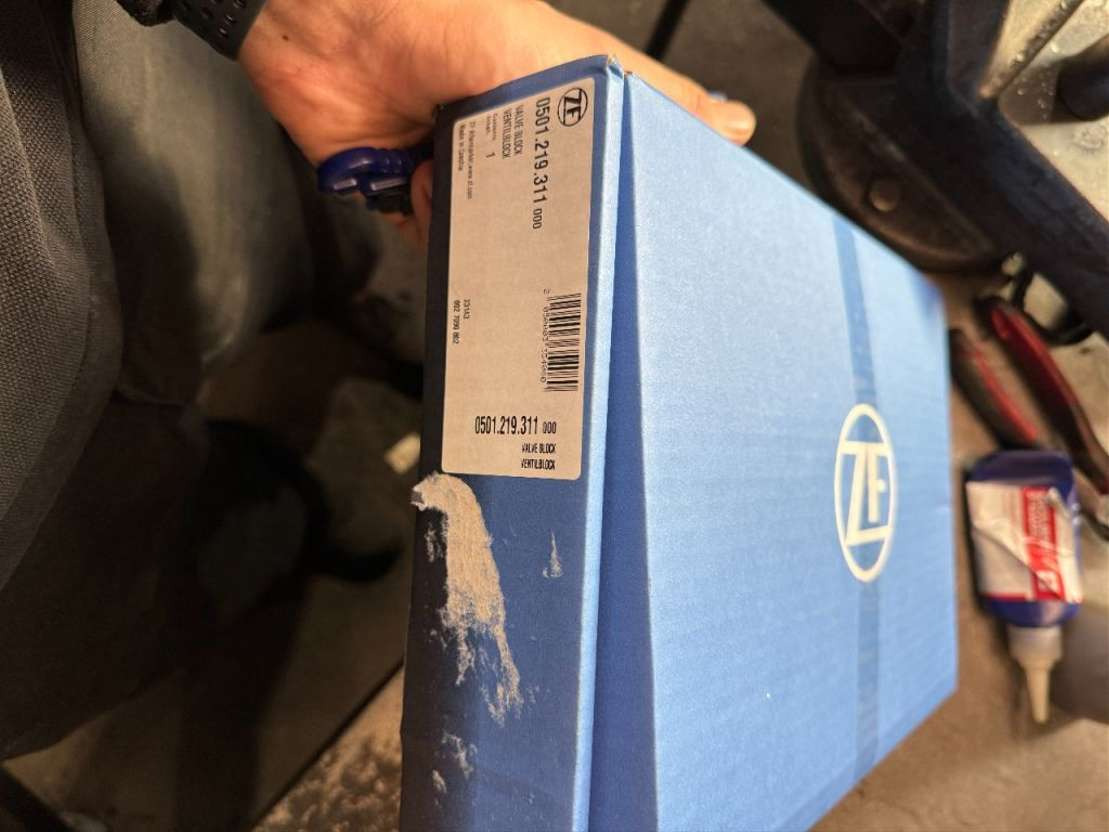 ZF Ventilblock fr 16S Getriebe MAN Iveco - Valve pour Camion: photos 1 ZF Ventilblock fr 16S Getriebe MAN Iveco - Valve pour Camion: photos 1