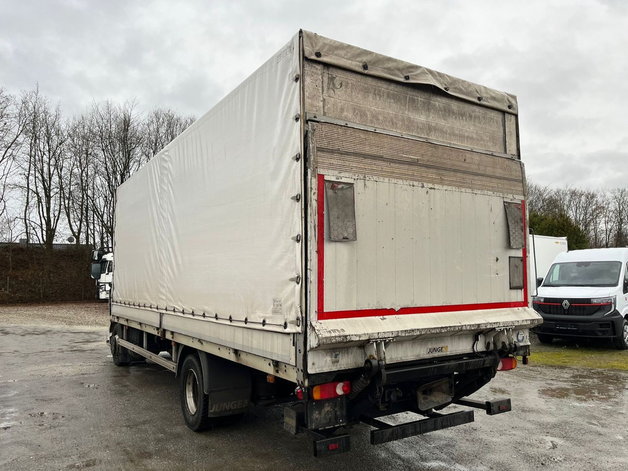 Renault MIDLUM 220 - Camion à rideaux coulissants: photos 3 Renault MIDLUM 220 - Camion à rideaux coulissants: photos 3