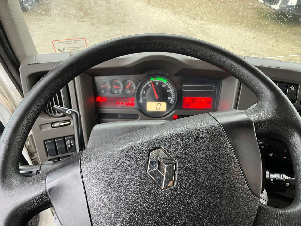 Renault MIDLUM 220 - Camion à rideaux coulissants: photos 5 Renault MIDLUM 220 - Camion à rideaux coulissants: photos 5