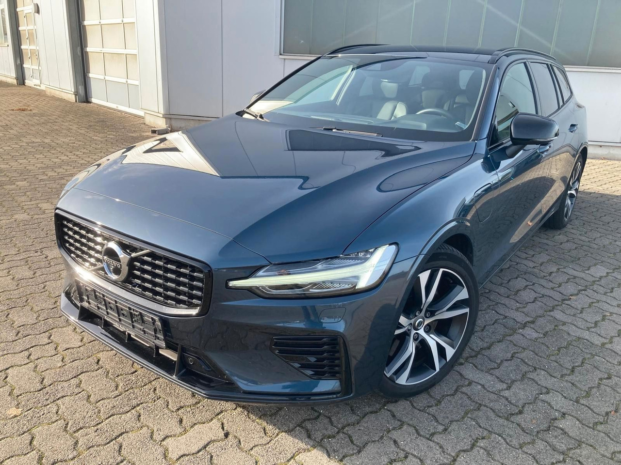 Volvo V60 T8 R Design Recharge Plug-In Hybrid AWD - Voiture break: photos 1 Volvo V60 T8 R Design Recharge Plug-In Hybrid AWD - Voiture break: photos 1