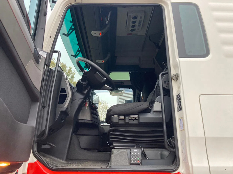 Photo d'intérieur 1: Tracteur routier MAN TGX 41.540 8x4/4 BLS