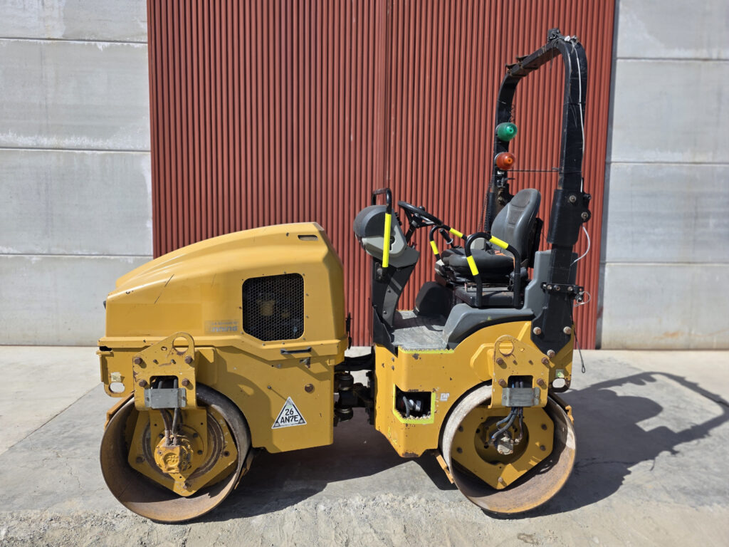 CAT CB24B - Compacteur: photos 2 CAT CB24B - Compacteur: photos 2