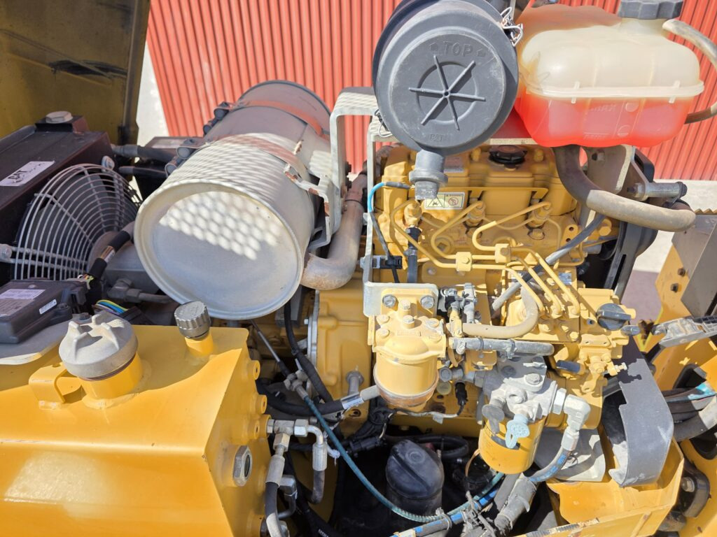 CAT CB24B - Compacteur: photos 4 CAT CB24B - Compacteur: photos 4