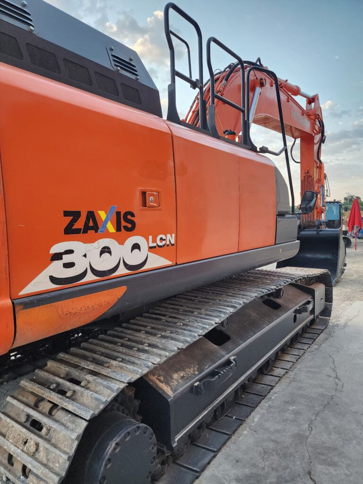 HITACHI ZX300LCN-6 - Pelle sur chenille: photos 4 HITACHI ZX300LCN-6 - Pelle sur chenille: photos 4