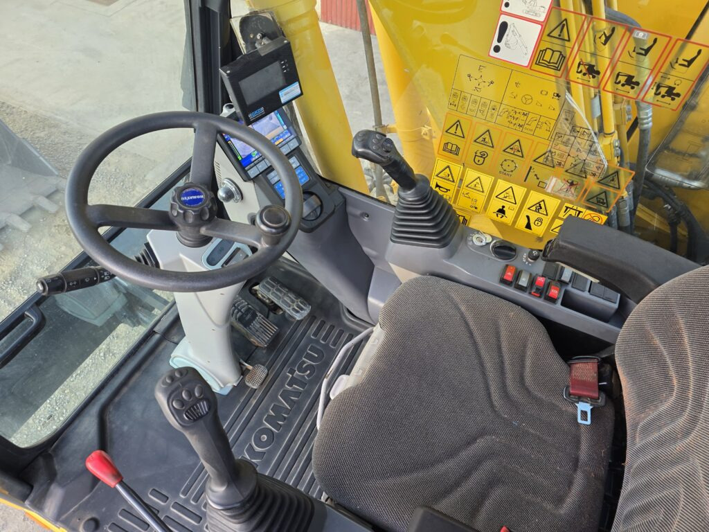 Pelle sur pneus KOMATSU PW148-11: photos 9