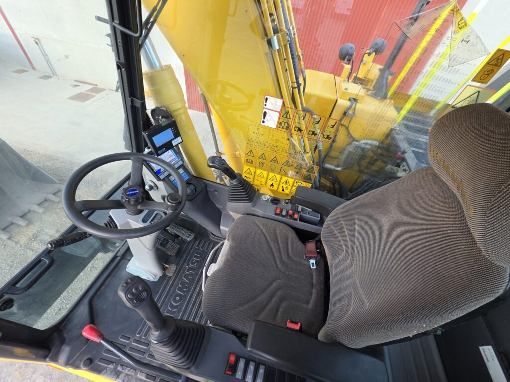 Pelle sur pneus KOMATSU PW148-11: photos 10