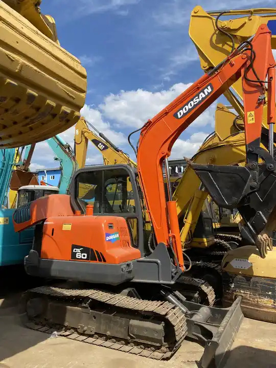High Quality Hot Sale Used 6t Mini Excavator Original Korea Doosan Used Excavators Doosan Dx60 With Good Performance - Pelle sur chenille: photos 5 High Quality Hot Sale Used 6t Mini Excavator Original Korea Doosan Used Excavators Doosan Dx60 With Good Performance - Pelle sur chenille: photos 5