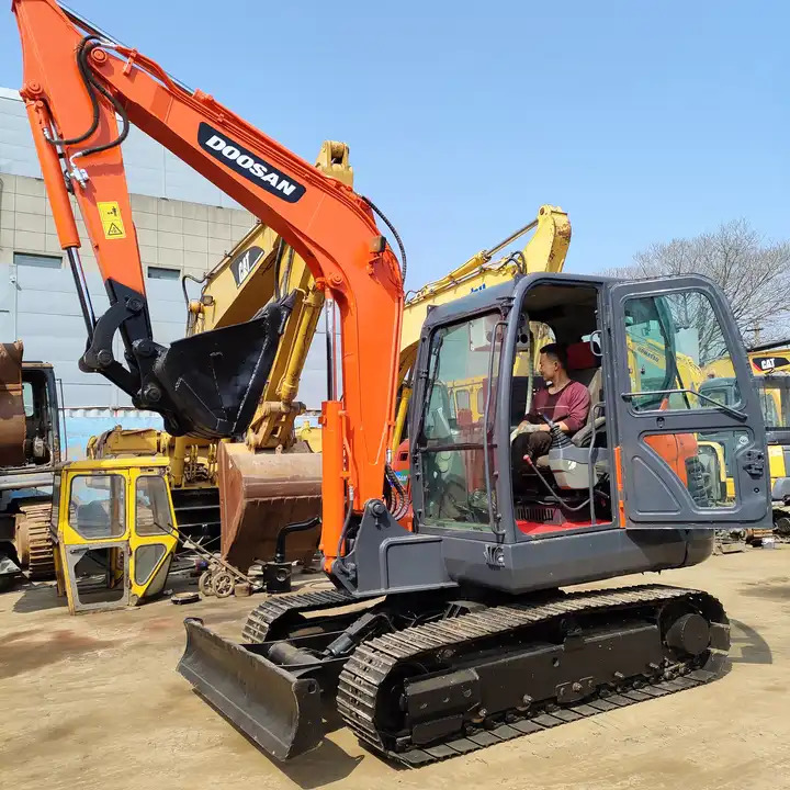 High Quality Hot Sale Used 6t Mini Excavator Original Korea Doosan Used Excavators Doosan Dx60 With Good Performance - Pelle sur chenille: photos 1 High Quality Hot Sale Used 6t Mini Excavator Original Korea Doosan Used Excavators Doosan Dx60 With Good Performance - Pelle sur chenille: photos 1