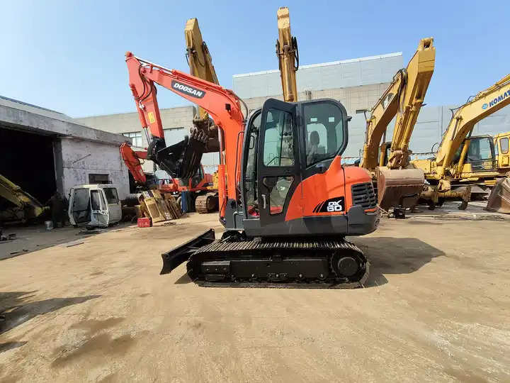 High Quality Hot Sale Used 6t Mini Excavator Original Korea Doosan Used Excavators Doosan Dx60 With Good Performance - Pelle sur chenille: photos 3 High Quality Hot Sale Used 6t Mini Excavator Original Korea Doosan Used Excavators Doosan Dx60 With Good Performance - Pelle sur chenille: photos 3