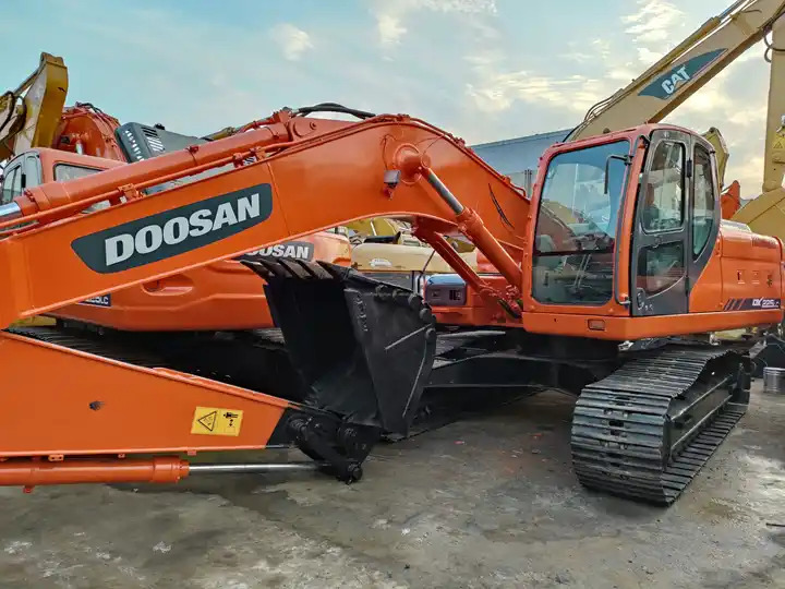 Used excavator Doosan DX60 with excellent working condition on sale Used Doosan DX60 excavator, Doosan DX60 mini excavators - Pelle sur chenille: photos 2 Used excavator Doosan DX60 with excellent working condition on sale Used Doosan DX60 excavator, Doosan DX60 mini excavators - Pelle sur chenille: photos 2