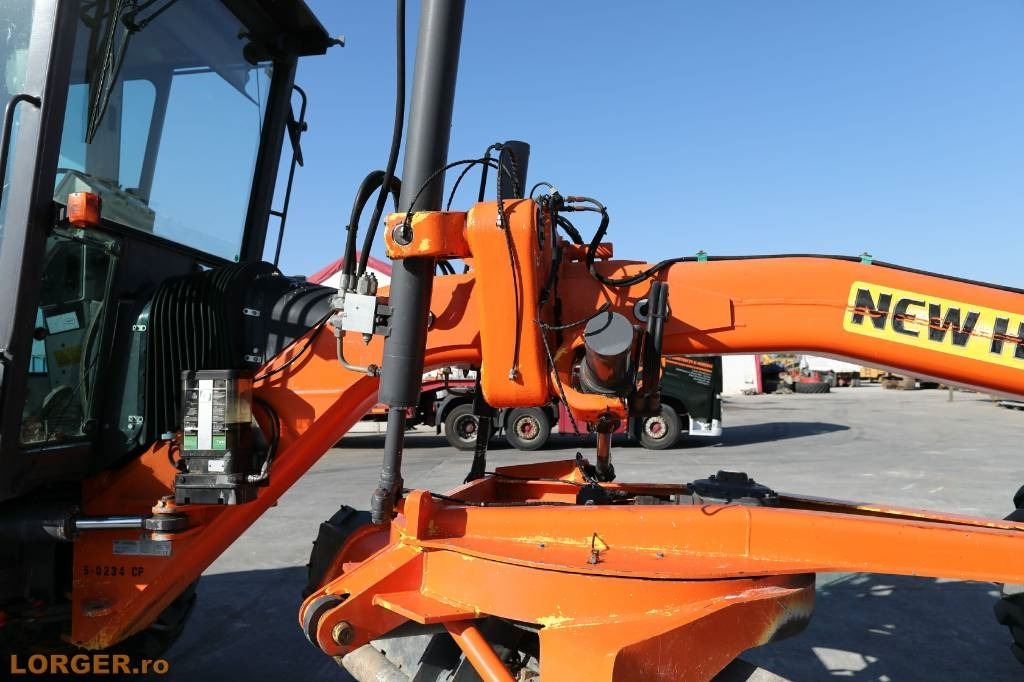 Niveleuse New Holland F 156.6 A with 3D GPS System: photos 17