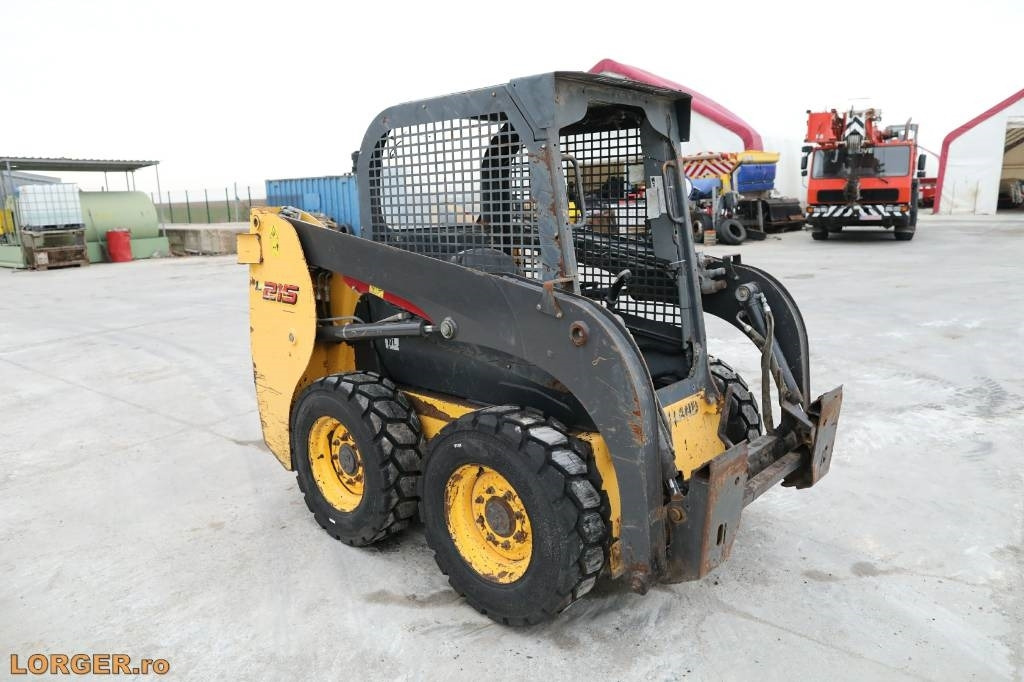 New Holland L 215 - Mini chargeuse: photos 4 New Holland L 215 - Mini chargeuse: photos 4