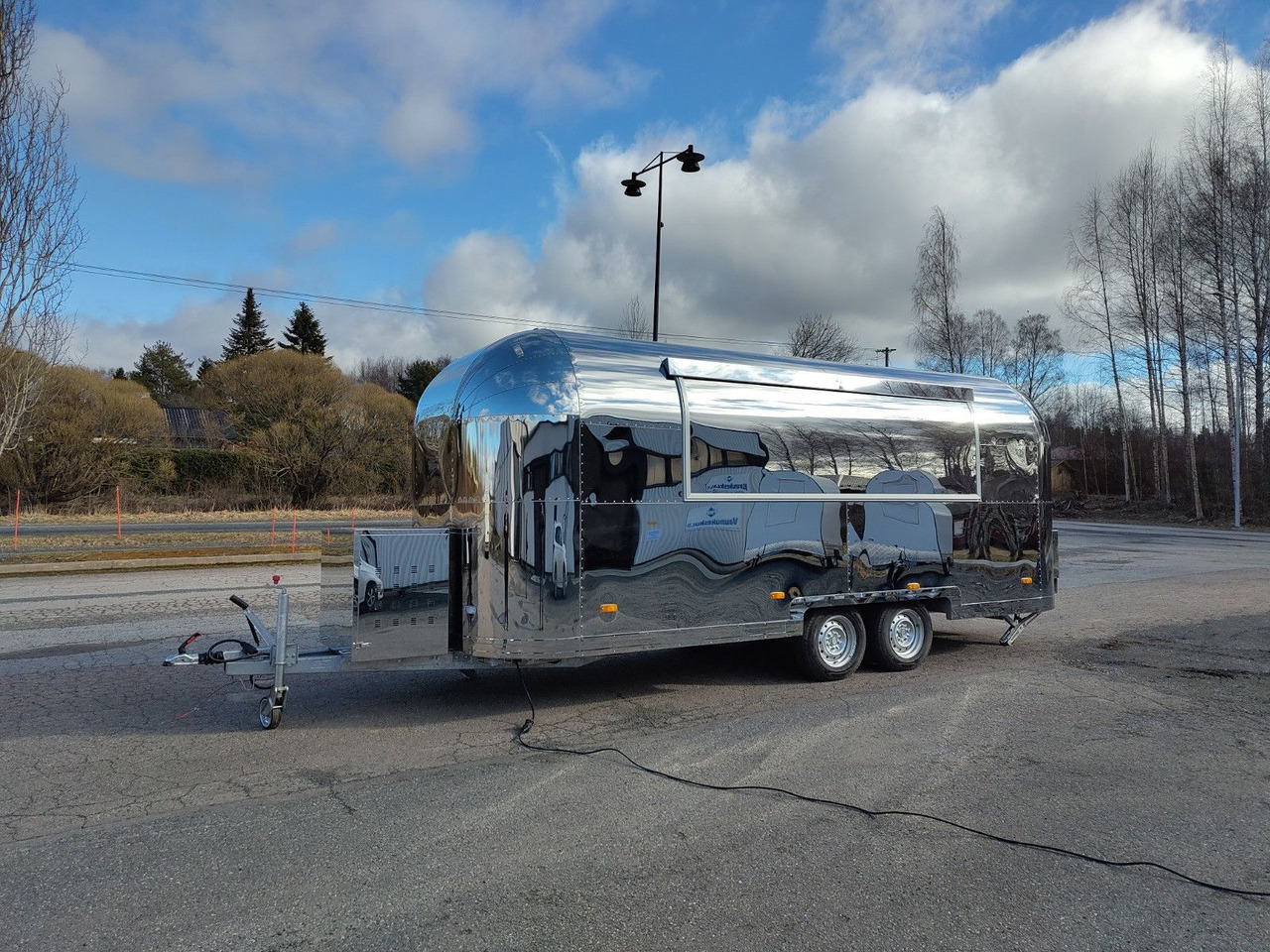 Esselmann Delistar Foodtruck 6000 ähn. Airstream - Remorque magasin: photos 1 Esselmann Delistar Foodtruck 6000 ähn. Airstream - Remorque magasin: photos 1