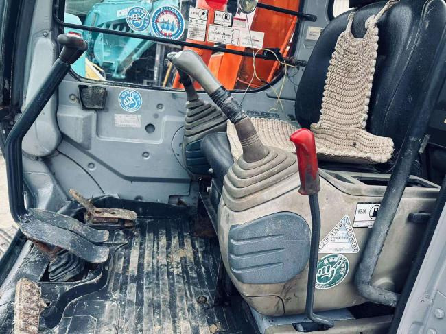 Hitachi EX60 - Pelle sur chenille: photos 2 Hitachi EX60 - Pelle sur chenille: photos 2