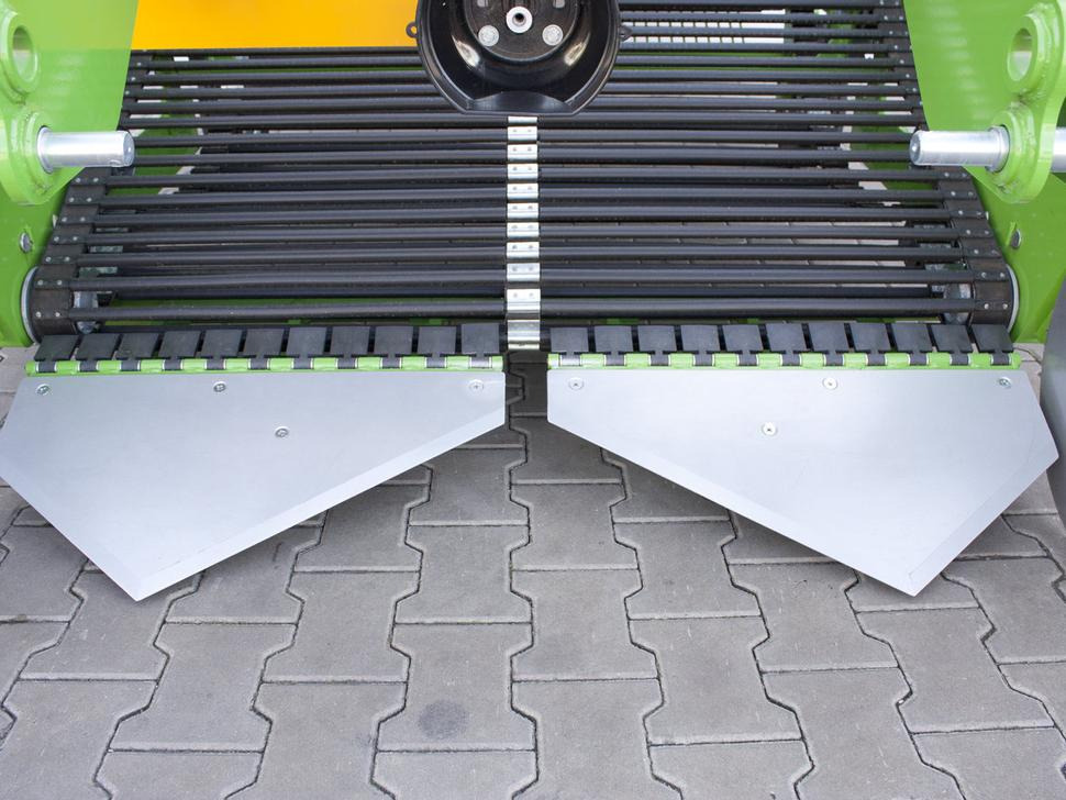 Arracheuse de pommes de terre neuf Bomet Siebkettenroder / Potato digger / Arracheuse de pomme de terre / Scavapatate / Cavador de patatas / 2-рядная картофелекопалка / Kopaczka do ziemniaków: photos 11 Arracheuse de pommes de terre neuf Bomet Siebkettenroder / Potato digger / Arracheuse de pomme de terre / Scavapatate / Cavador de patatas / 2-рядная картофелекопалка / Kopaczka do ziemniaków: photos 11