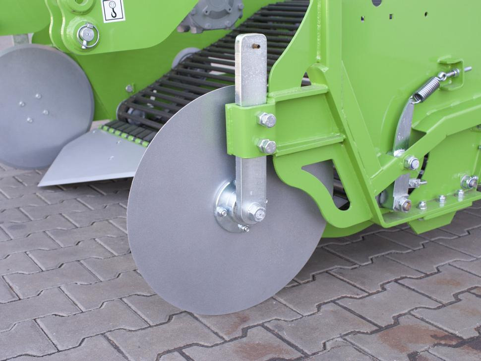 Arracheuse de pommes de terre neuf Bomet Siebkettenroder / Potato digger / Arracheuse de pomme de terre / Scavapatate / Cavador de patatas / 2-рядная картофелекопалка / Kopaczka do ziemniaków: photos 9 Arracheuse de pommes de terre neuf Bomet Siebkettenroder / Potato digger / Arracheuse de pomme de terre / Scavapatate / Cavador de patatas / 2-рядная картофелекопалка / Kopaczka do ziemniaków: photos 9