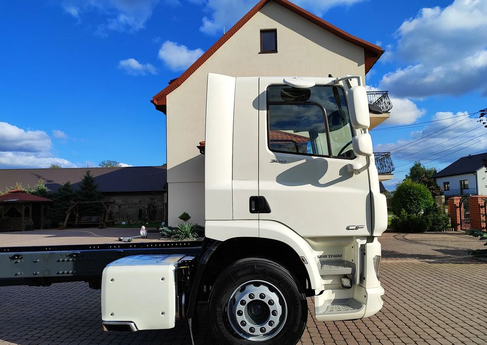 DAF CF 300 4X2 18T EURO 6 SILNIK 11L RAMA DO ZABUDOWY 176 TYS KM - Châssis cabine: photos 4 DAF CF 300 4X2 18T EURO 6 SILNIK 11L RAMA DO ZABUDOWY 176 TYS KM - Châssis cabine: photos 4
