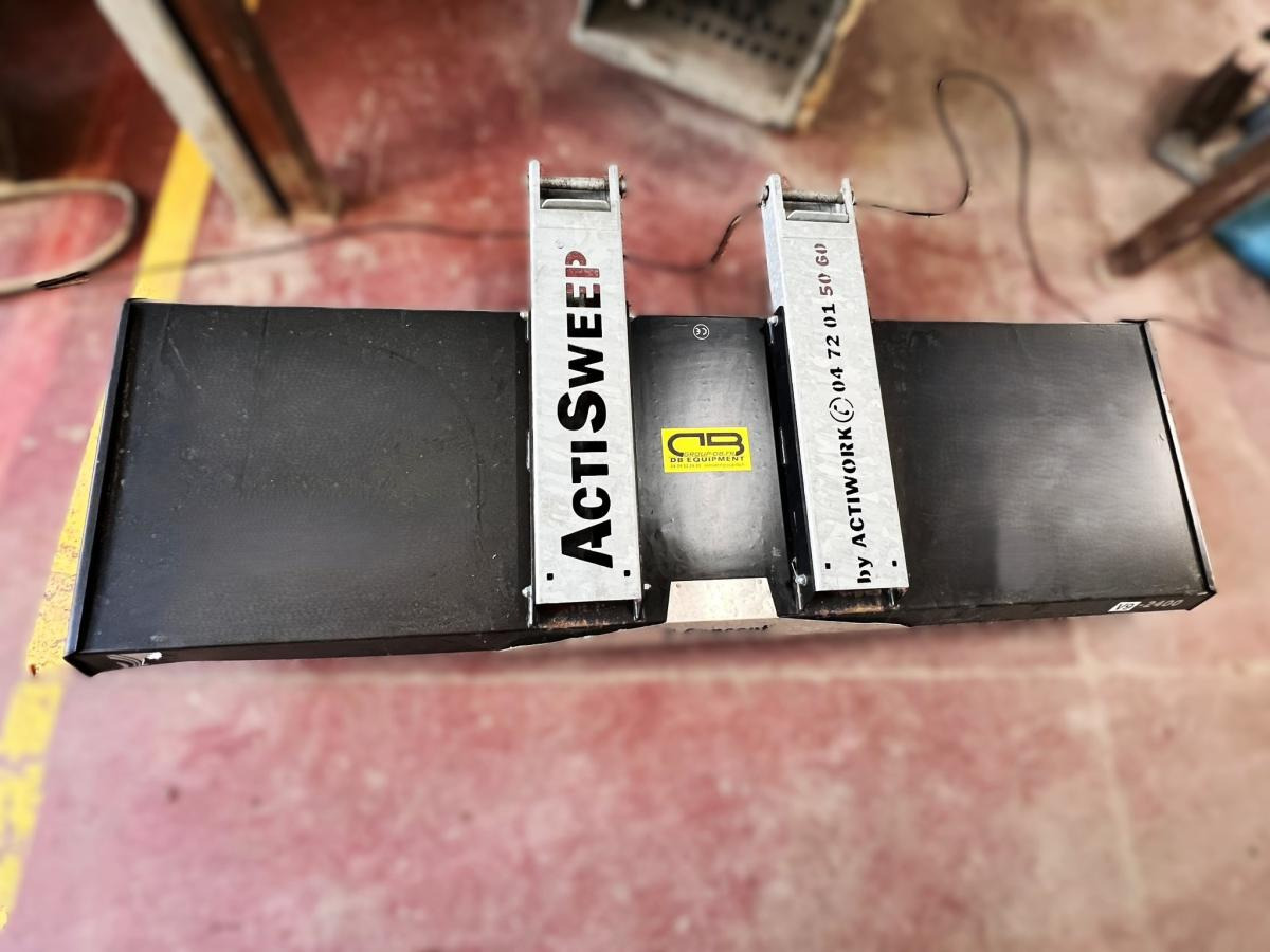 ACTISWEEP VO 2400 Méga balai pousseur pour fourches - Brosse: photos 2 ACTISWEEP VO 2400 Méga balai pousseur pour fourches - Brosse: photos 2