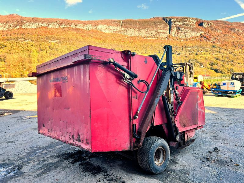 YNO 135-3 VEH Balayeuse diesel - Balayeuse de voirie: photos 4 YNO 135-3 VEH Balayeuse diesel - Balayeuse de voirie: photos 4