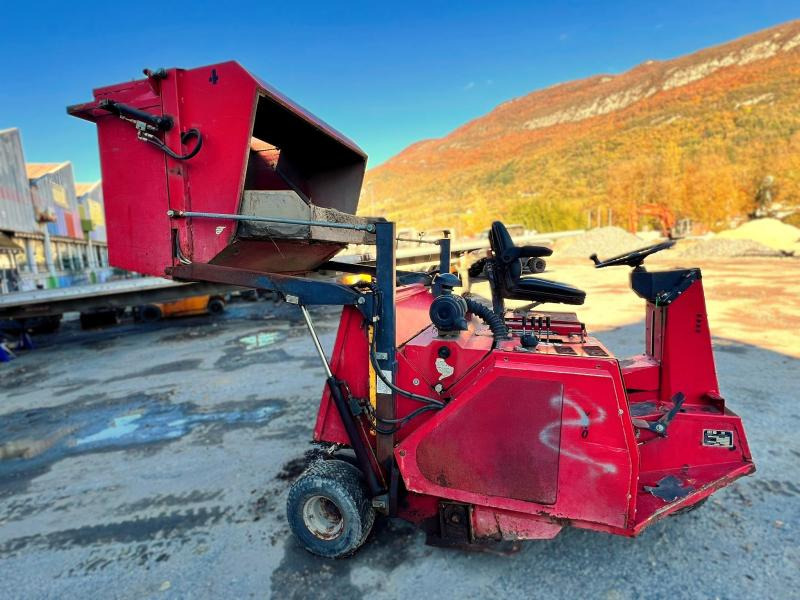 YNO 135-3 VEH Balayeuse diesel - Balayeuse de voirie: photos 5 YNO 135-3 VEH Balayeuse diesel - Balayeuse de voirie: photos 5