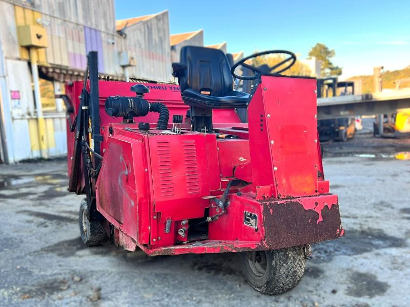 YNO 135-3 VEH Balayeuse diesel - Balayeuse de voirie: photos 2 YNO 135-3 VEH Balayeuse diesel - Balayeuse de voirie: photos 2