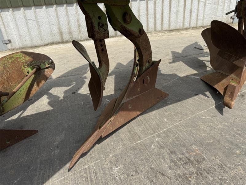 Charrue Dowdeswell MA 145 7 Furrow Plough **Video Below**: photos 16