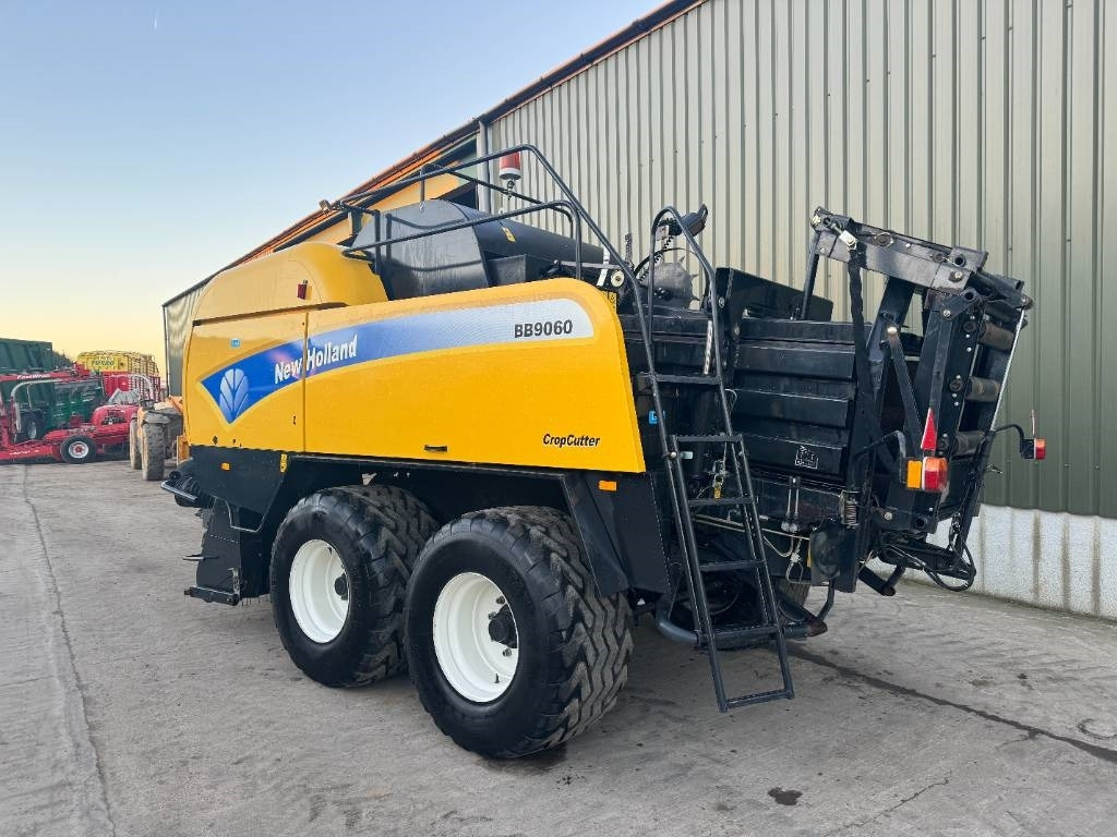 New Holland BB 9060 - Presse à balles cubiques: photos 2 New Holland BB 9060 - Presse à balles cubiques: photos 2
