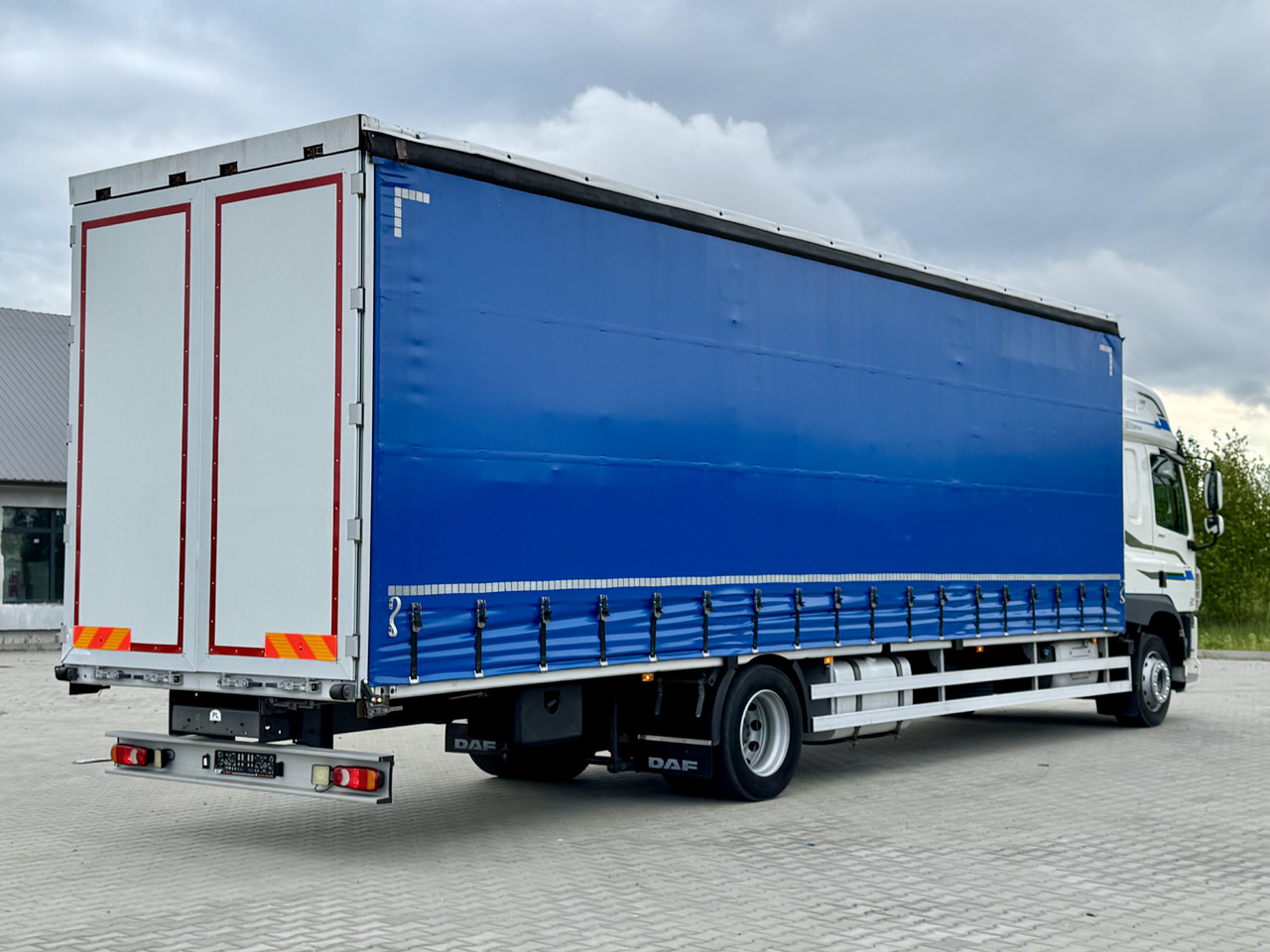 DAF CF 320 / FIRANKA / 24 EUROPALETY / SYPIALKA / AUTOMAT / KLIMA POSTOJOWA / 2017 ROK - Camion à rideaux coulissants: photos 3 DAF CF 320 / FIRANKA / 24 EUROPALETY / SYPIALKA / AUTOMAT / KLIMA POSTOJOWA / 2017 ROK - Camion à rideaux coulissants: photos 3