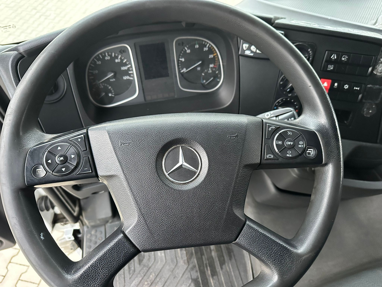 MERCEDES-BENZ ATEGO 1218 / CHŁODNIA / WINDA / 12 PALET / 5.10 M DŁUGOŚCI / AUTOMAT / LAMBERET / 5090 KG ŁADOWNOŚCI — crédit-bail MERCEDES-BENZ ATEGO 1218 / CHŁODNIA / WINDA / 12 PALET / 5.10 M DŁUGOŚCI / AUTOMAT / LAMBERET / 5090 KG ŁADOWNOŚCI: photos 24