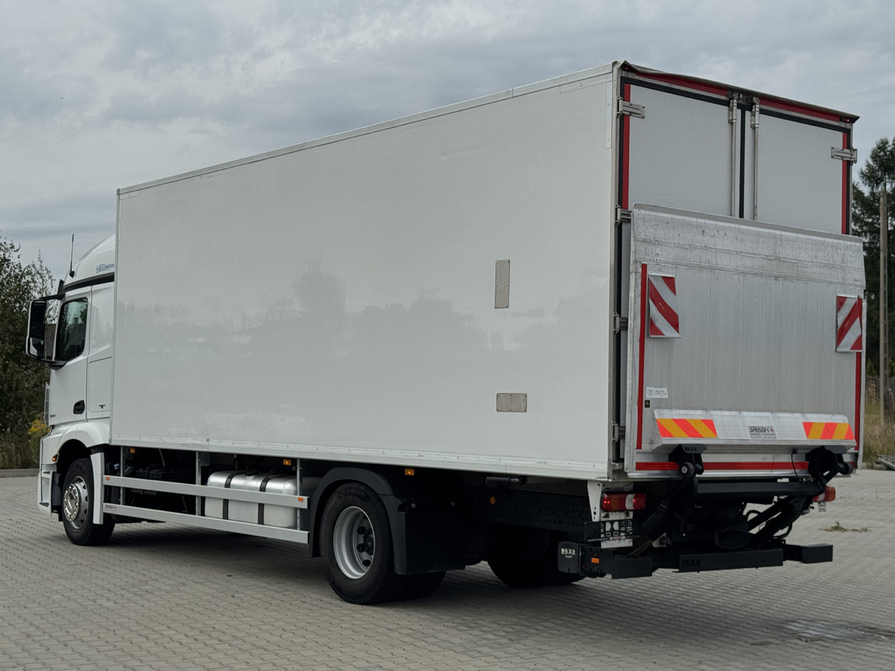 Mercedes-Benz ACTROS 1833 / CHŁODNIA / WINDA / 18 PALET / SILNIK 10677 cm3 / THERMO KING / 2017 ROK - Camion frigorifique: photos 3 Mercedes-Benz ACTROS 1833 / CHŁODNIA / WINDA / 18 PALET / SILNIK 10677 cm3 / THERMO KING / 2017 ROK - Camion frigorifique: photos 3