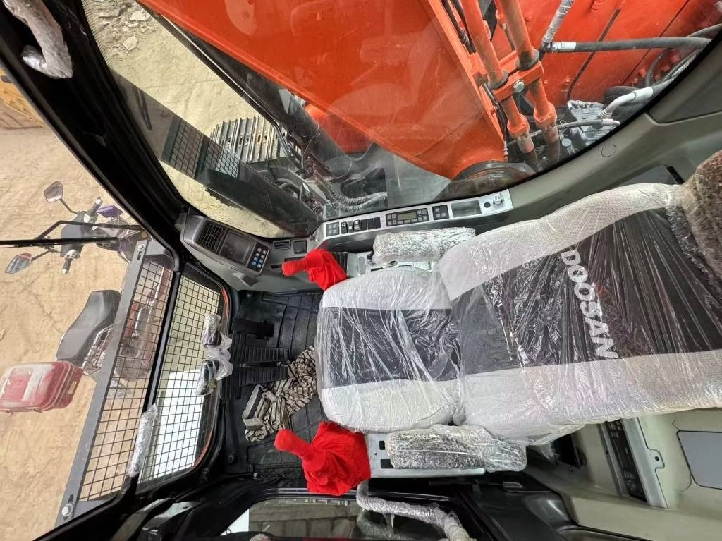 Doosan DX 300 - Pelle sur chenille: photos 4 Doosan DX 300 - Pelle sur chenille: photos 4