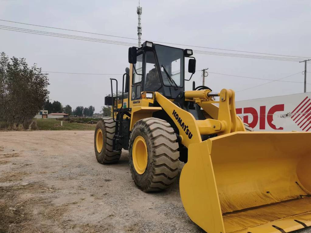 Komatsu WA 320-5 - Chargeuse sur pneus: photos 5 Komatsu WA 320-5 - Chargeuse sur pneus: photos 5