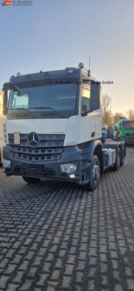 Mercedes-Benz 2643 6x4, Blatt Luft, scheckheft Mercedes - Tracteur routier: photos 1 Mercedes-Benz 2643 6x4, Blatt Luft, scheckheft Mercedes - Tracteur routier: photos 1