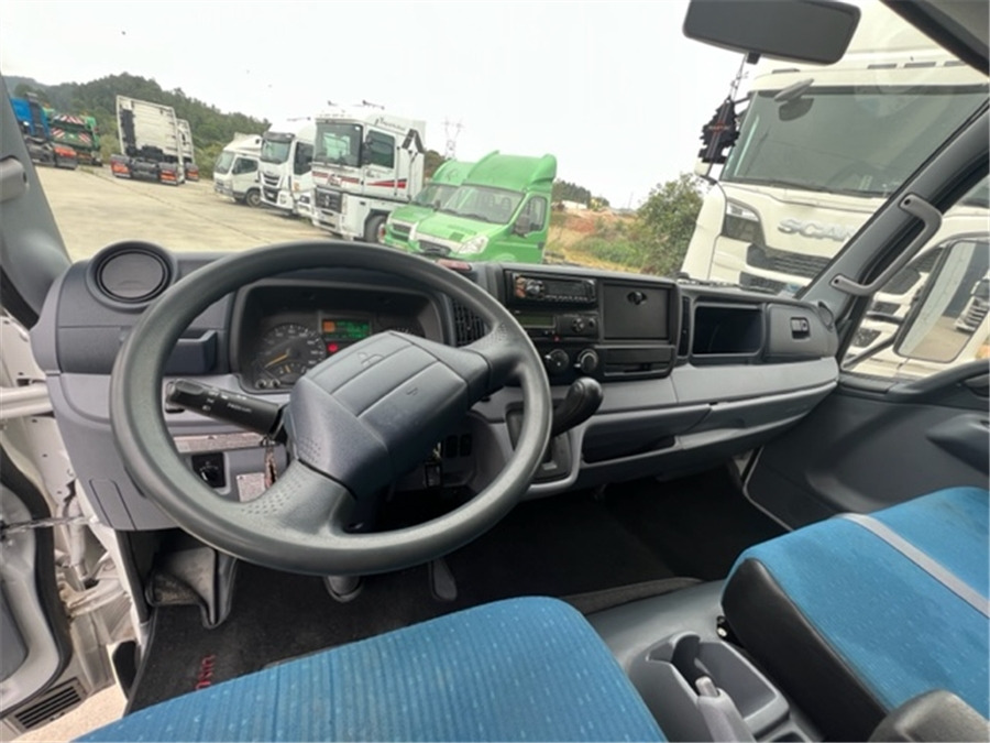 Photo d'intérieur 1: Mitsubishi 7C18 — crédit-bail Mitsubishi 7C18