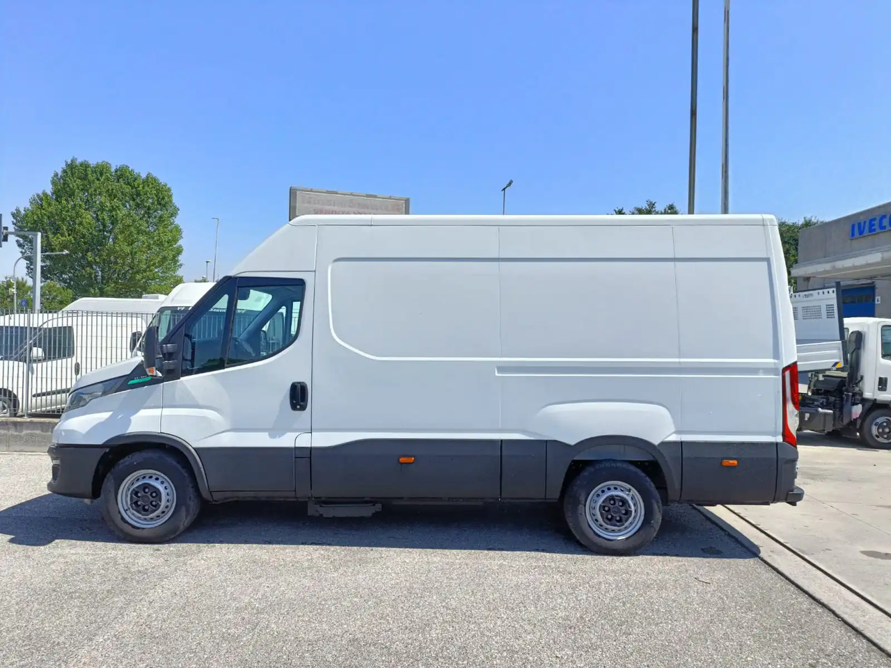 IVECO DAILY 35S14 L2H2 CNG METANO KM 0 - Fourgon utilitaire: photos 5 IVECO DAILY 35S14 L2H2 CNG METANO KM 0 - Fourgon utilitaire: photos 5