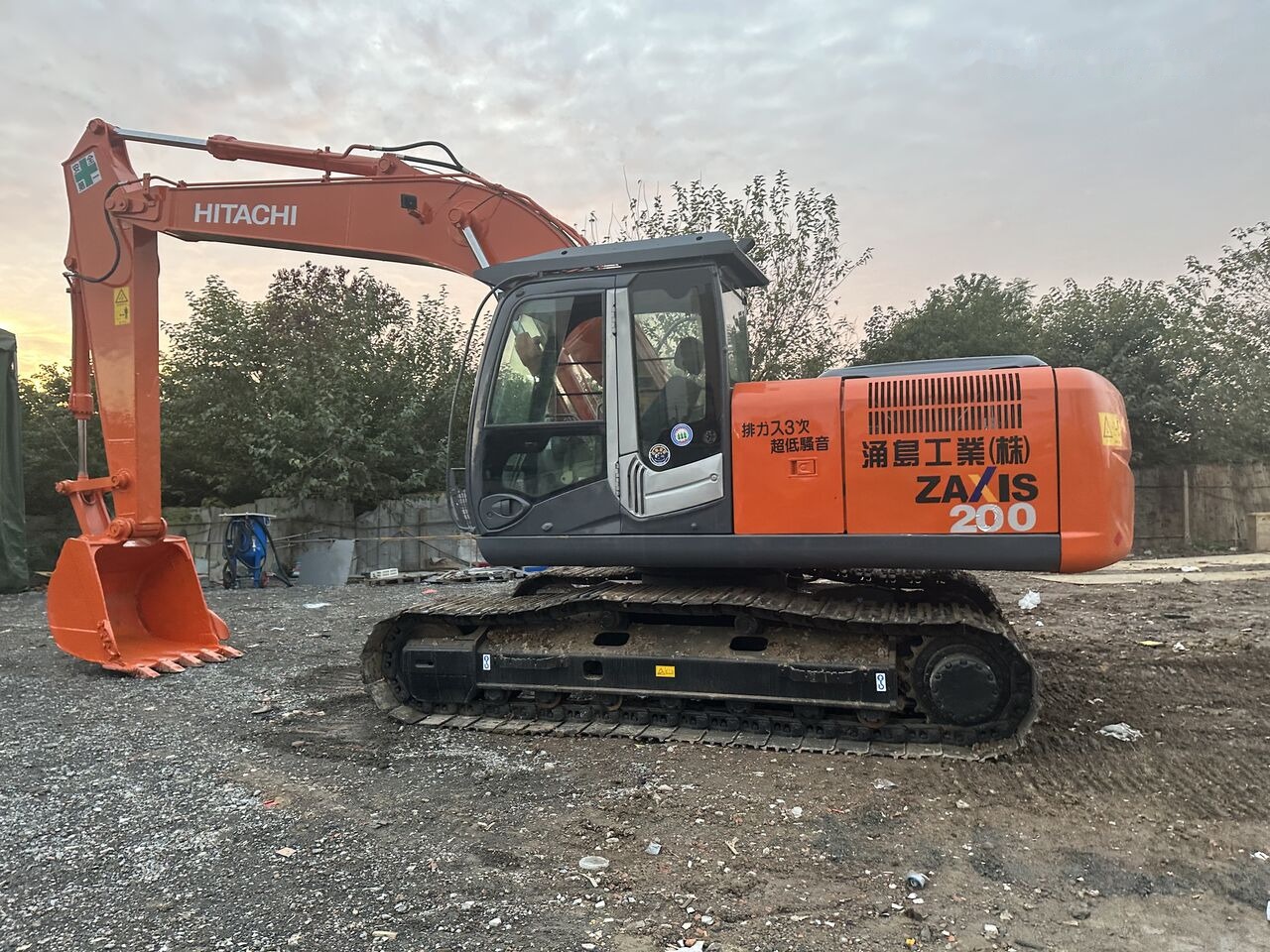 Hitachi ZX200-3 - Pelle sur chenille: photos 4 Hitachi ZX200-3 - Pelle sur chenille: photos 4