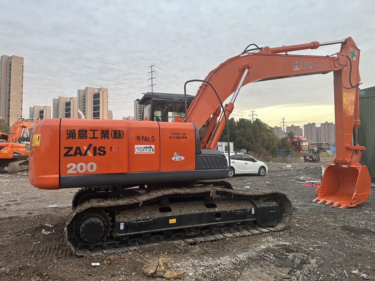 Hitachi ZX200-3 - Pelle sur chenille: photos 3 Hitachi ZX200-3 - Pelle sur chenille: photos 3