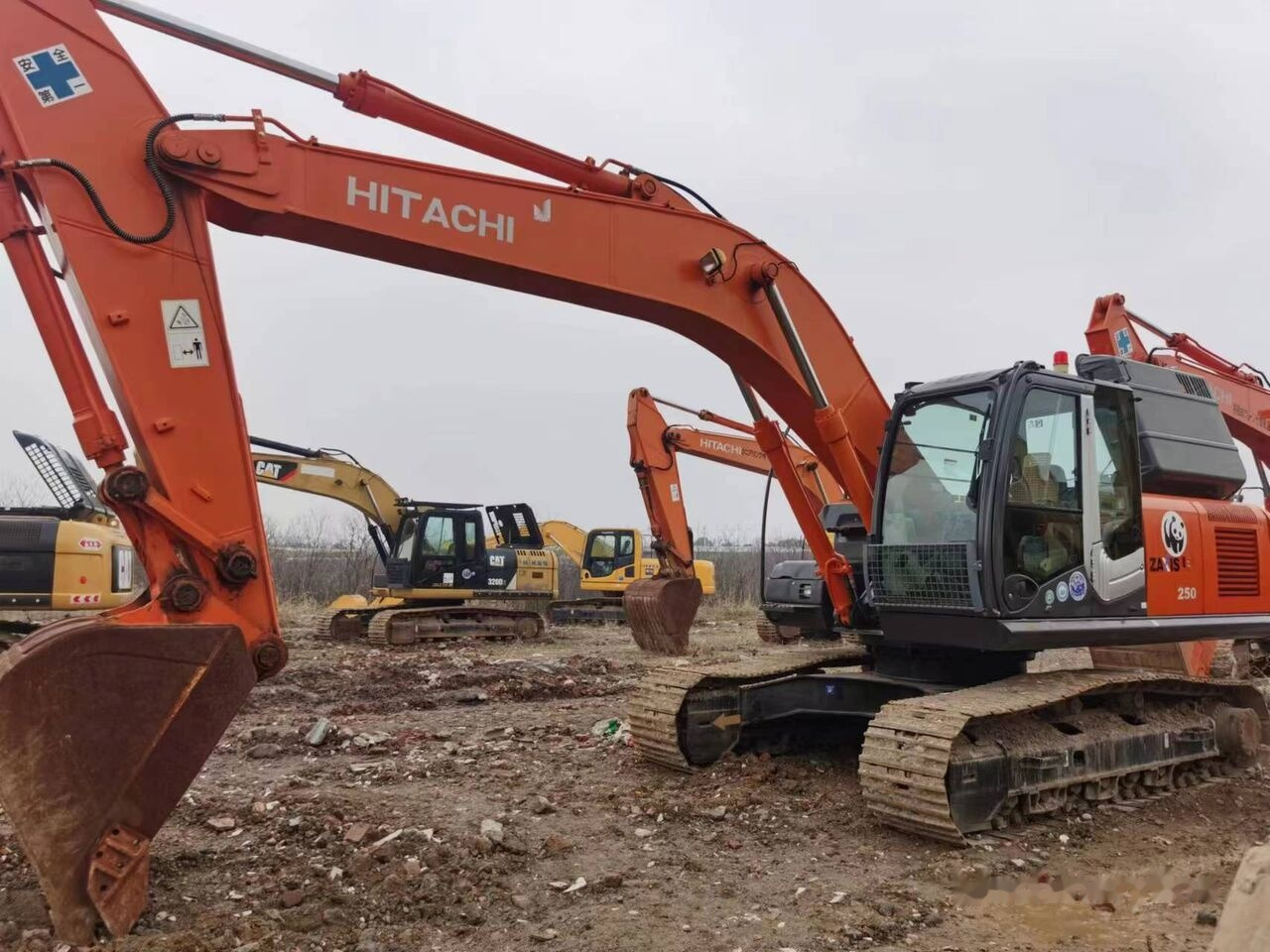 Hitachi ZX250 - Pelle sur chenille: photos 2 Hitachi ZX250 - Pelle sur chenille: photos 2