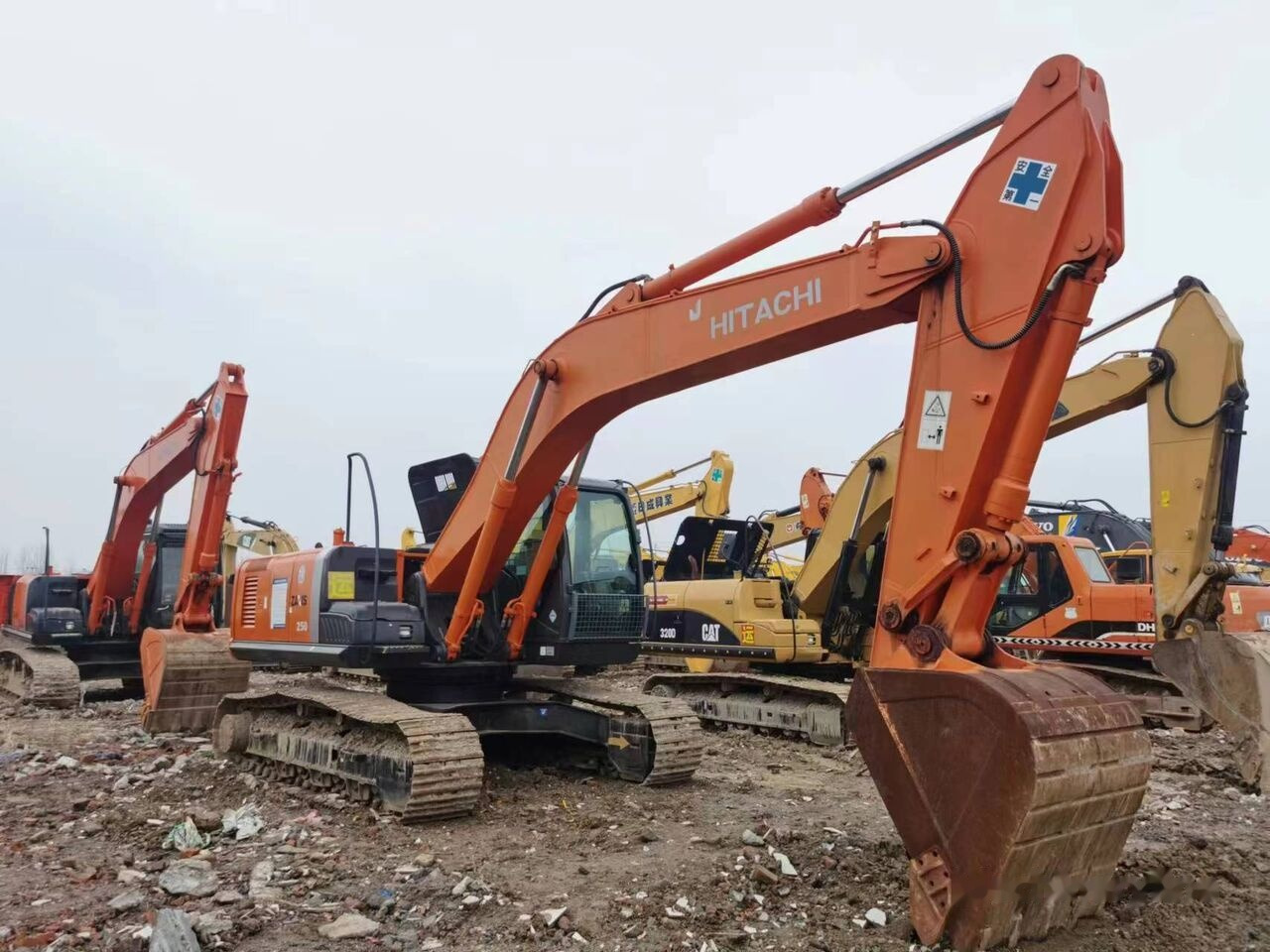 Hitachi ZX250 - Pelle sur chenille: photos 1 Hitachi ZX250 - Pelle sur chenille: photos 1