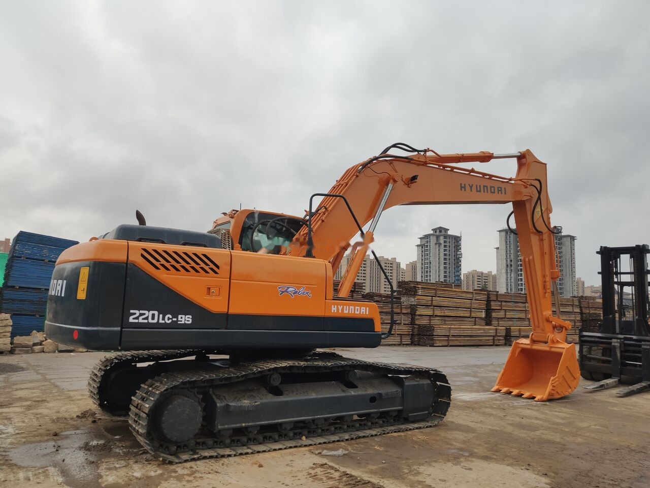 Hyundai R220LC-9s - Pelle sur chenille: photos 2 Hyundai R220LC-9s - Pelle sur chenille: photos 2