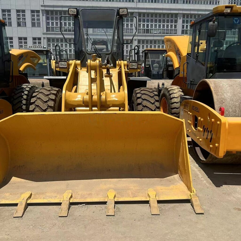 Komatsu WA320 - Chargeuse sur pneus: photos 1 Komatsu WA320 - Chargeuse sur pneus: photos 1