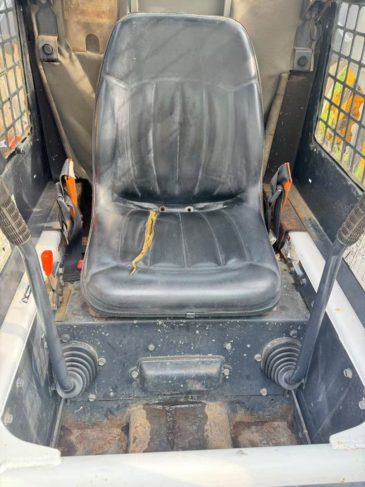 BOBCAT S300 - Mini chargeuse: photos 5 BOBCAT S300 - Mini chargeuse: photos 5