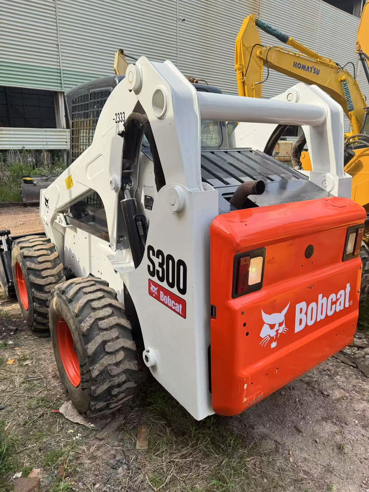 BOBCAT S300 - Tractopelle: photos 2 BOBCAT S300 - Tractopelle: photos 2