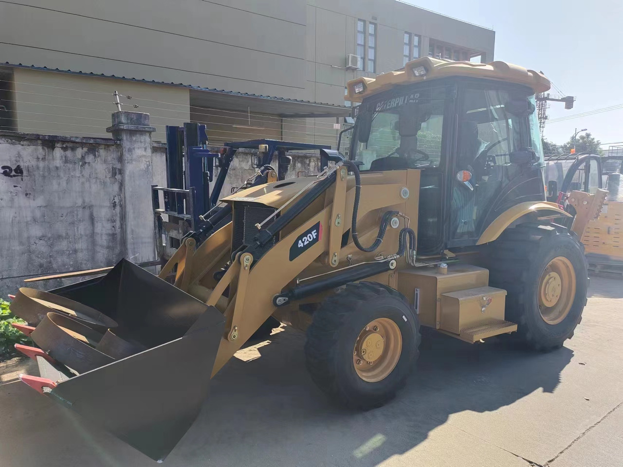 CATERPILLAR 420F - Tractopelle: photos 2 CATERPILLAR 420F - Tractopelle: photos 2