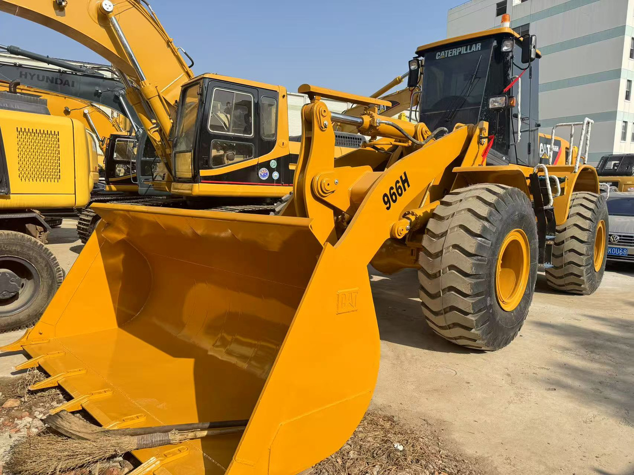 CATERPILLAR 966H - Chargeuse sur pneus: photos 1 CATERPILLAR 966H - Chargeuse sur pneus: photos 1