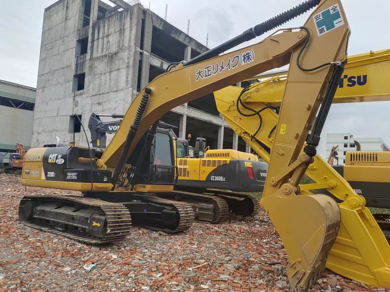 CATERPILLAR CAT 320D - Pelle sur chenille: photos 1 CATERPILLAR CAT 320D - Pelle sur chenille: photos 1
