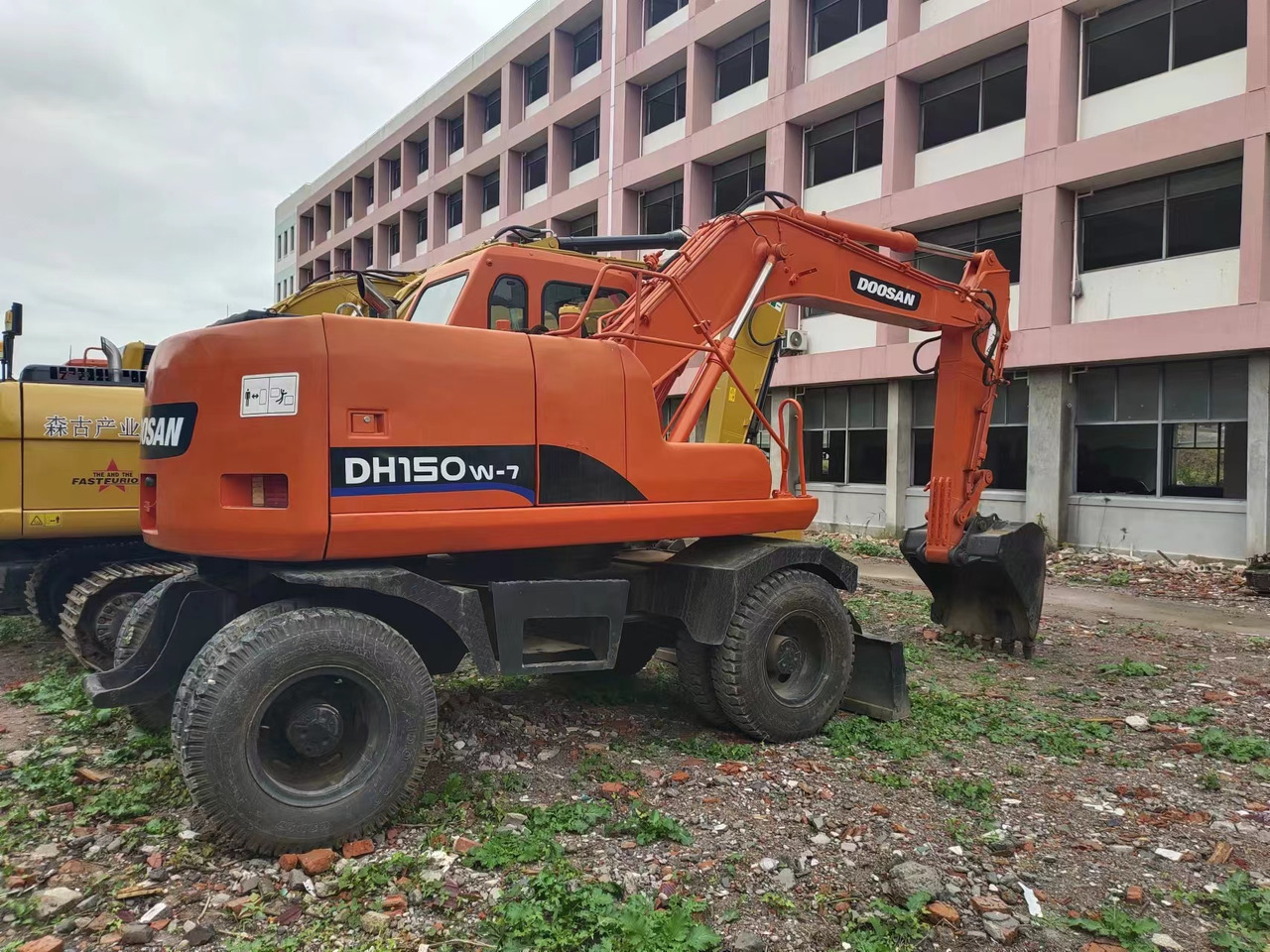 DOOSAN DH150W-7 - Pelle sur pneus: photos 5 DOOSAN DH150W-7 - Pelle sur pneus: photos 5