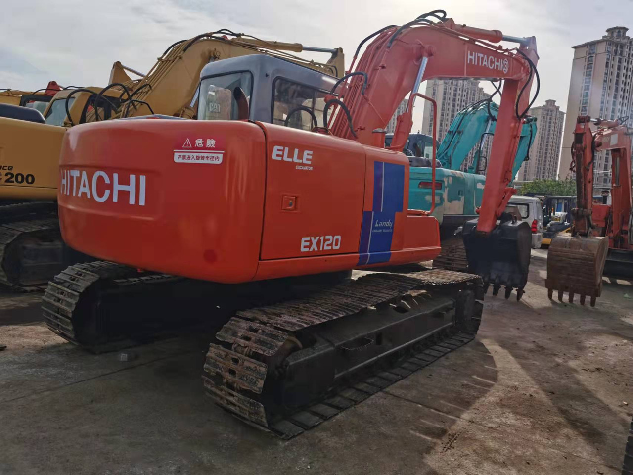 HITACHI EX120-2 - Pelle sur chenille: photos 2 HITACHI EX120-2 - Pelle sur chenille: photos 2